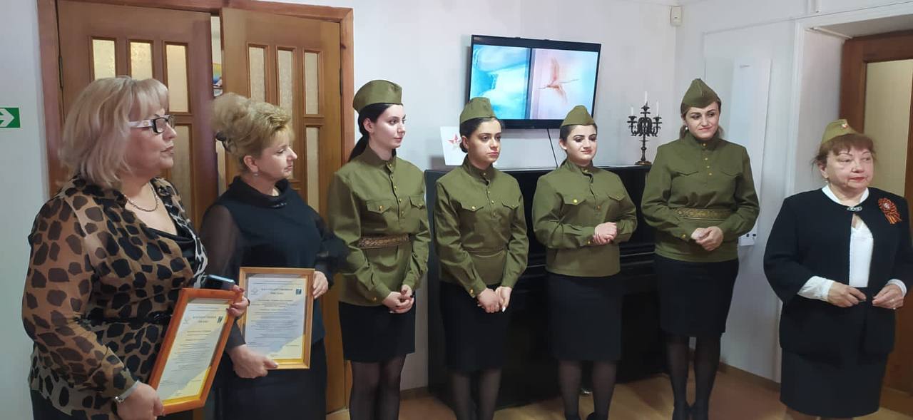 «Ваши жизни война рифмовала»